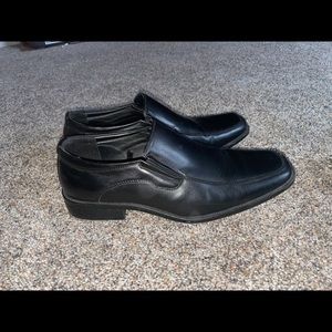 Black dress shoes